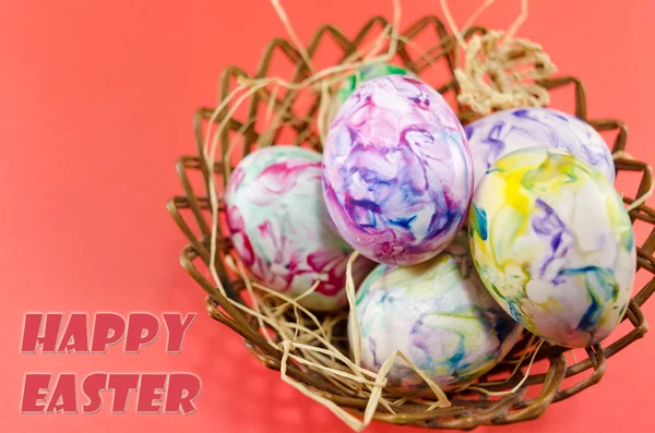 Mutlu Paskalya kartı ile dekore edilmiş Paskalya yumurtaları — Stok fotoğraf