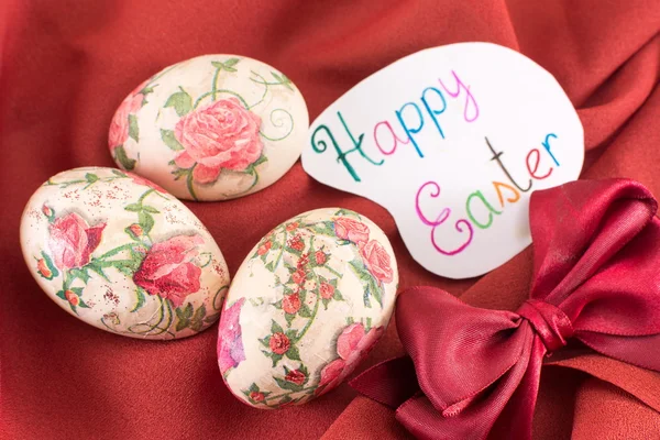 El boyalı ve Dekupaj Paskalya yumurtaları dekore edilmiştir. — Stok fotoğraf