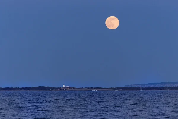 Pełnia księżyca wznosi się nad Illetas — Zdjęcie stockowe