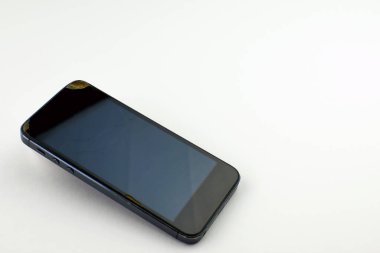 Ekranda çizikler ve çatlaklar olan bir telefon. Beyaz arkaplanda kırılmış bir akıllı telefon ekranı