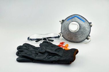 Güvenlik gözlükleri, kulak tıkaçları, toz maskesi, eldivenler ve kulak tıkaçları. İşçiler için kişisel koruyucu ekipman, PPE. Tesiste güvenlik kavramı