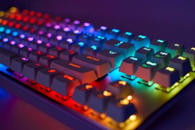 RGB oyun klavyesi. Parlak renkli klavye, yumuşak odaklanma. RGB ışığı olan mekanik klavye, bulanık arkaplan.
