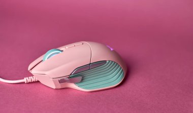 Şık bir oyun faresi. Pembe bilgisayar faresi. Oyun faresi pembe renk, bulanık arkaplan. Esports konsepti.