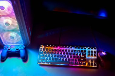 Joystick, klavye ve fareli RGB ışığı. Oyuncuların çalışma alanı, neon ışığı. Renkli pervaneli masaüstü bilgisayarı.