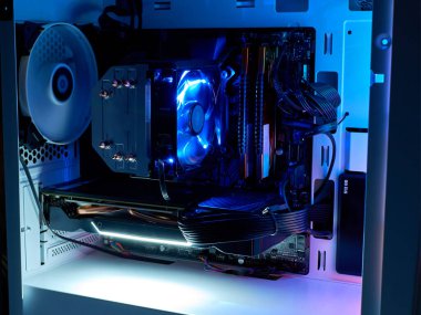 Bilgisayarın sistem bloğu. RGB aydınlatmalı bir oyun bilgisayarının bileşenleri. Bilgisayar sisteminde arka lambası olan soğutucu fan. eSports ve oyun konsepti