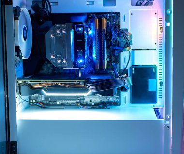 Masaüstü oyun bilgisayarı ve işlemci soğutma vantilatörleri. Bilgisayarın bileşenleri. Çoklu renkli LED RGB ışığı olan bilgisayar dosyası
