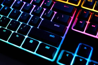 Arka planda klavye. Çok renkli arka farlı klavye oynatılıyor, kapat.