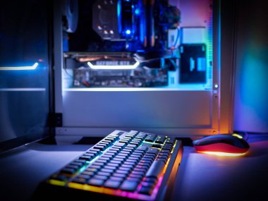 Masaüstü oyun bilgisayarı ve arka aydınlatma klavyesi. Bilgisayarın bileşenleri. RGB ışığı ile PC dosyası, bulanık arkaplan