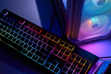 RGB ışığı ve fareli klavye. Bilgisayar, klavye ve fareyi aydınlatıyor. Renkli oyun aletleri. İhracat kavramı