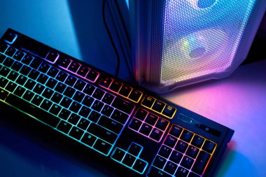 Arka ışıklandırmalı klavye ve bilgisayarında lambalar olan bir oyun bilgisayarı. LED RGB PC için soğutma vantilatörleri yakıyor. Oyun kavramı veya eSports.