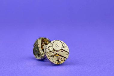 Eski moda erkek gömlekleri için kol düğmeleri. Buhar pankçı tarzı kol düğmeleri