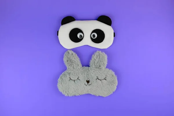 Schlafmasken Mit Panda Und Kaninchengesicht Niedliche Schlafmasken Auf Lila Hintergrund — Stockfoto