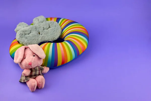 Reisekissen Und Ein Kinderspielzeug Schlafmaske Mit Kaninchengesicht Und Touristenkissen Reisekonzept — Stockfoto