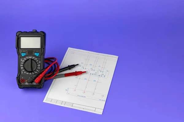 Gedruckte Zeichnungen Elektrischer Schaltkreise Und Digitaler Multimeter Auf Violettem Hintergrund — Stockfoto