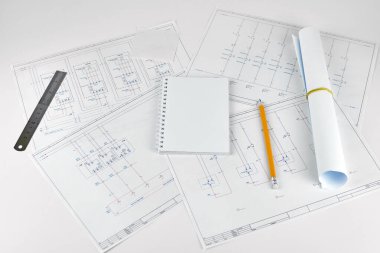 Yazılı elektrik şemaları, yazmak için bir defter, bir kalem ve bir cetvel. Mühendis işyeri. Mühendislik işi kavramı, proje organizasyon planı