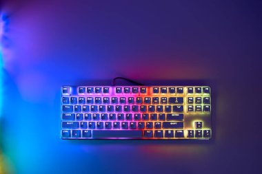 Arka farlı mekanik oyun klavyesi, üst görünüm. RGB arka farlı klavye çalıyorum. RGB LED klavyesi.