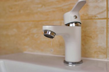 Soğuk ya da sıcak su yok. Musluktan damlayan damlalar. Evdeki suyu kapatıyorum.