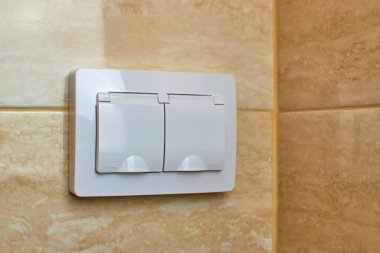 Nemlendirmeye dayanıklı elektrik prizi. IP44 nem korumalı Avrupa-soketi. Banyodaki elektrik kablolarının güvenliği. Giriş Koruma Derecesi 44 olan soket. Su geçirmez elektrik prizi