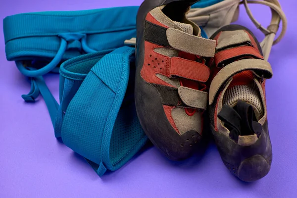 Sapatos Escalada Arreios Escalada Close Equipamento Escalada Fundo Roxo Conceito — Fotografia de Stock