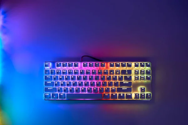 バックライト付きメカニカルゲームキーボード トップビュー Rgbバックライト付きのゲームキーボード Rgb Ledキーボード — ストック写真