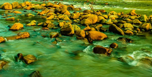 Wasserlauf und Felsen — Stockfoto