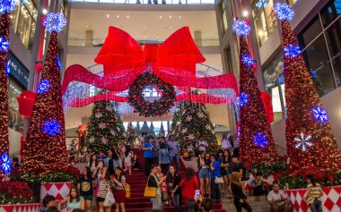 İnsanlar Noel kutlaması