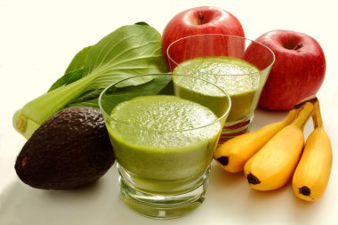 Yeşil smoothie ve malzemeler