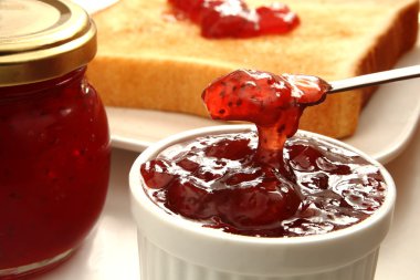 Bir dilim ekmek ile çilek reçeli