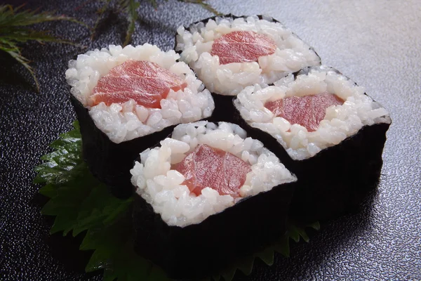 Thunfisch mit Sushi-Rolle — Stockfoto