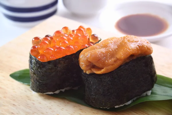 Sushi von Seeigel und Lachsrogen mit Sake — Stockfoto