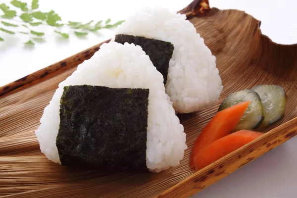 Ris boll, Onigiri med saltgurka — Stockfoto
