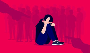 Sosyal kaygı ve sosyal fobi illüstrasyonu. Sosyal durumlardan aşırı korkan bir kadın. Arka plandaki insanlar ve kırmızı arka planı gösteren eller. Akıl sağlığı konsepti. Vektör biçimi.