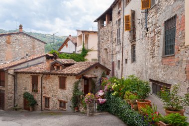 İtalya (Bobbio, Emilia Romagna bölgesindeki tipik bir ortaçağ köyü bakış)