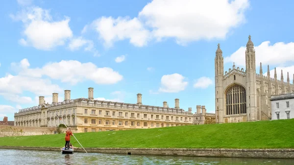 Edificios de la universidad en Cambridge (Reino Unido) visto desde el río Cam — Foto de Stock