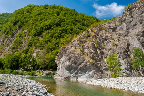 Litorais rochosos do rio Trebbia no norte da Itália — Fotografia de Stock