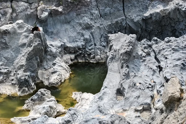 Der fluss simeto über einen uralten lavastrom in der nähe von adrano — Stockfoto