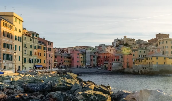 O distrito marítimo de Boccadasse, em Génova, durante o amanhecer — Fotografia de Stock