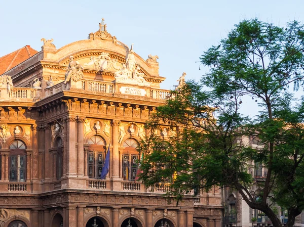 Het opera theater, genaamd "Teatro Bellini", in Catania — Stockfoto