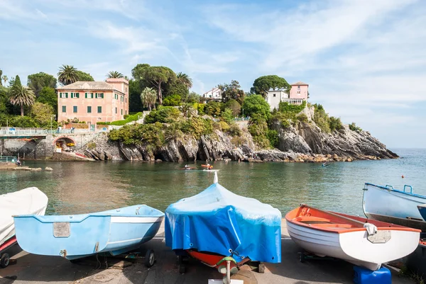 Fishing boats in the small harbor of Nervi, a sea district of Genoa — Stock Photo, Image