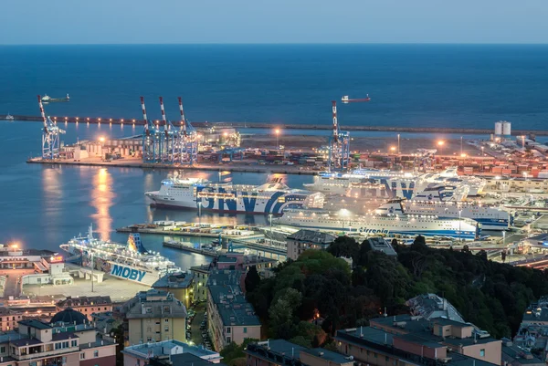 Traghetti ormeggiati al porto di Genova la sera — Foto Stock