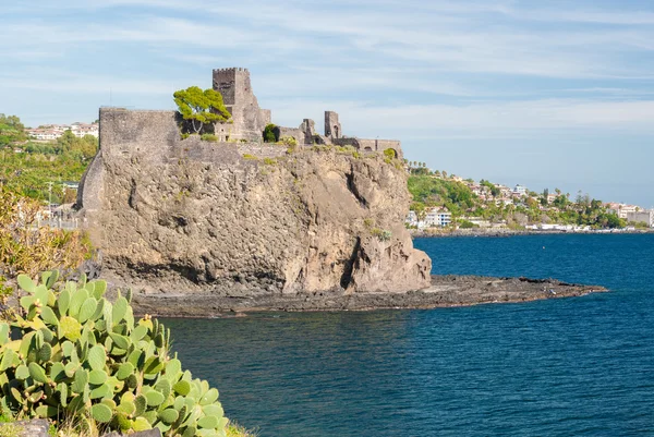 El castillo norman de Acicastello, cerca de Catania, construido sobre un acantilado de lava en el mar — Foto de Stock
