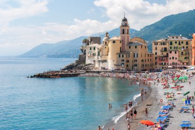 Camogli, İtalya - 5 Haziran 2016: Kalabalık plaj Camogli, Cenova, güneşli bir Pazar günü öğleden sonra sırasında yakınındaki
