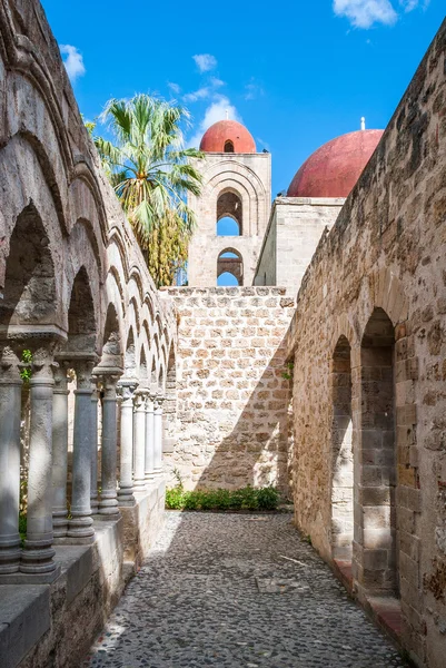 El claustro de la iglesia árabe-norman "San Giovanni degli Eremiti" en Palermo —  Fotos de Stock