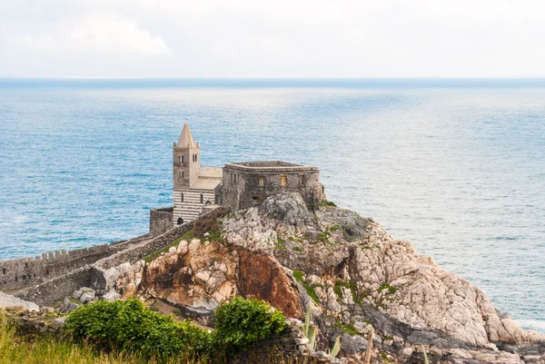 La iglesia de San Pietro en el promontorio de Portovenere — Foto de Stock