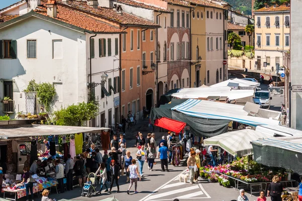 Lucca, Włochy - 21 maja 2016: odkryty Targ uliczny w mieście Lukka — Zdjęcie stockowe