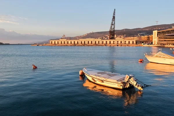 Küçük bir tekne Trieste Limanı gün batımından önce demirlemiş. — Stok fotoğraf