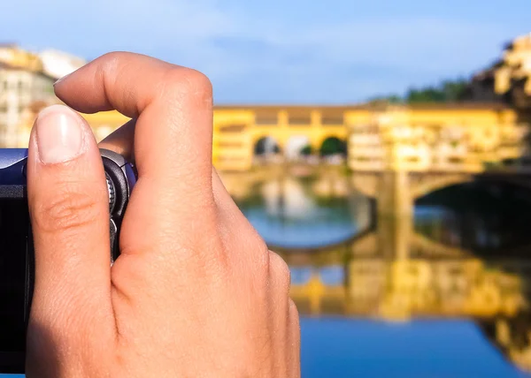 Mujer tomando una foto del "Ponte Vecchio" en Florencia —  Fotos de Stock