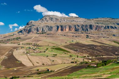 Rocca Busambra, Sicani (Batı Sicilya zincirinin en yüksek dağı)