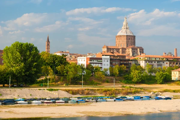 Skyline di Pavia con la grande cupola del Duomo — Foto Stock