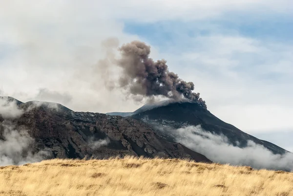 Aska utsläpp från sydöstra kratern på vulkanen Etna efter utgången av en paroxysm den 4 December 2015 — Stockfoto